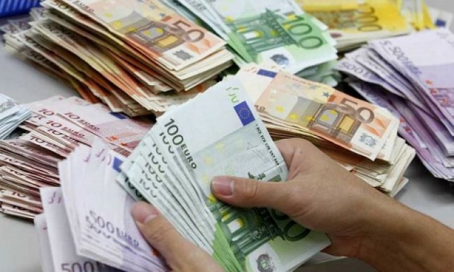 «Τσεκούρι» €2 δισ. στις δαπάνες για την αποφυγή του αυτόματου «κόφτη»