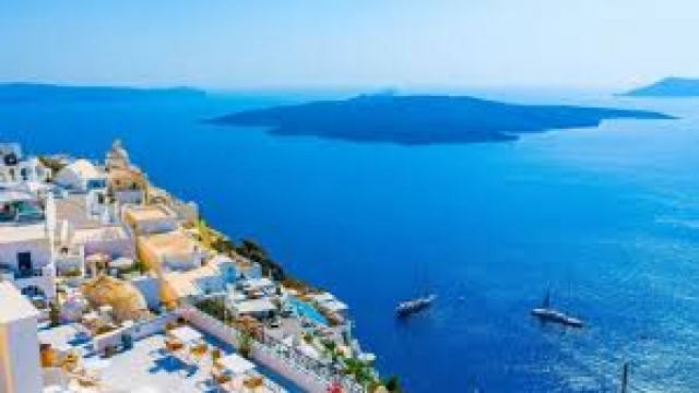 «Ελλάδα, μια ακριβή απόλαυση διακοπών» για τους Έλληνες
