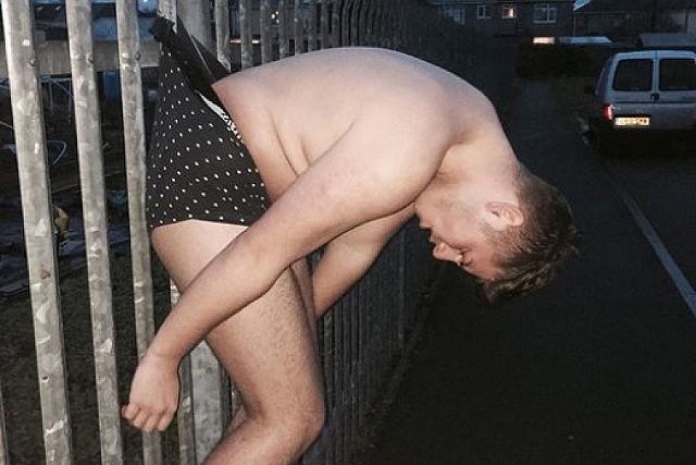 Η φωτογραφία ενός μεθυσμένου Βρετανού που έγινε viral