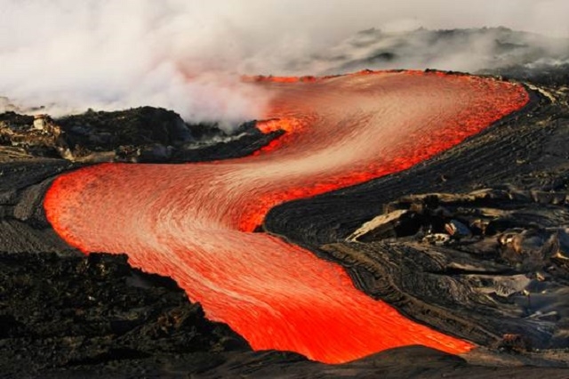Εντυπωσιακή λάβα από ηφαίστειο της Χαβάης