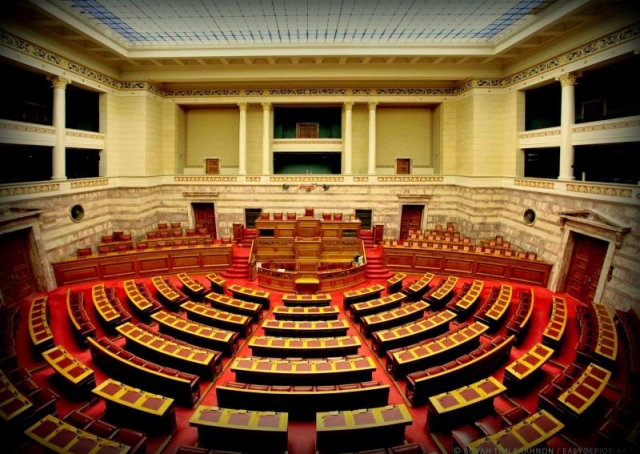 Βουλή-LIVE: Ψηφίζουν τη «φοροκαταιγίδα»-Περνούν νέα μέτρα και κόφτη