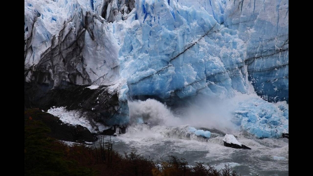 Εντυπωσιακή αποκόλληση όγκων πάγου από τον παγετώνα Περίτο Μορένο (βίντεο)