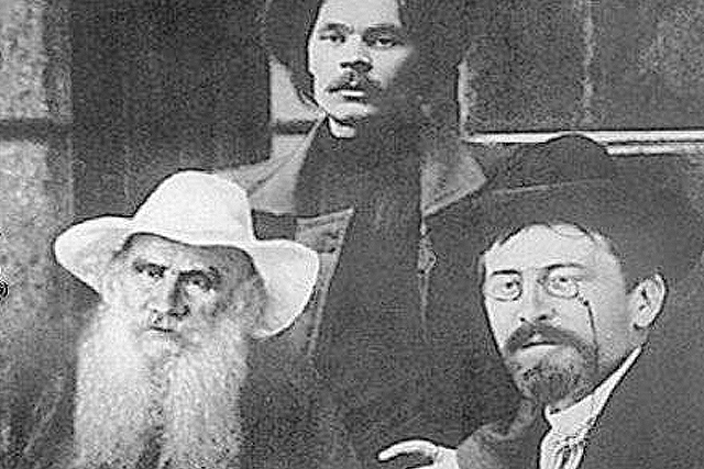 Τολστόι, Τσέχωφ και Γκόρκι. Οι σχέσεις των τριών συγγραφέων, όπως τις περιέγραψε ο Μένης Κουμανταρέας...