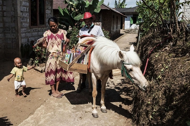 Ένα αλογάκι καταπολεμά τον αναλφαβητισμό στην Ινδονησία