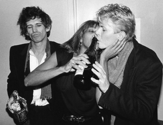 Οι άγνωστες στιγμές του David Bowie πίσω από τις κάμερες